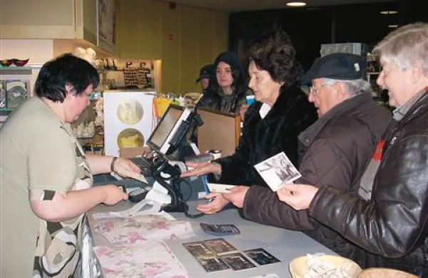 V Koncertni dvorani so včeraj s slovesno prireditvijo predstavili novo poštno znamko o jami, ki jo je Pošta Slovenije izdala skupaj s Pošto  Avstrije