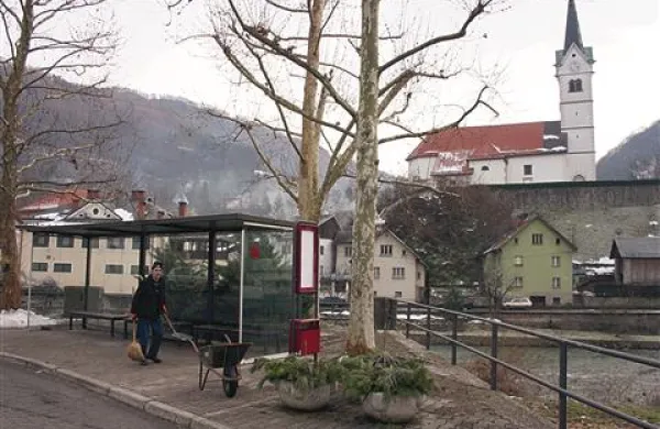 Od vsakodnevnega čiščenja ulic se je Spodnja Idrija že poslovila