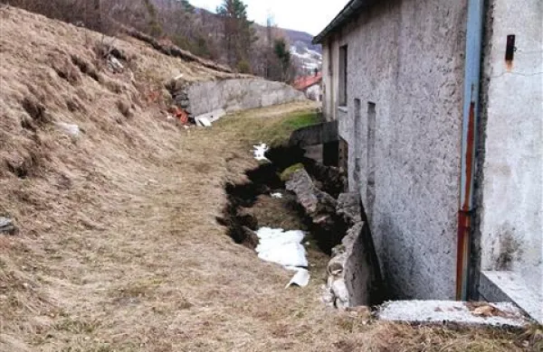 Plaz v Podkraju je uničil podporni zid tik za stanovanjsko hišo družin Kobal in Puc 