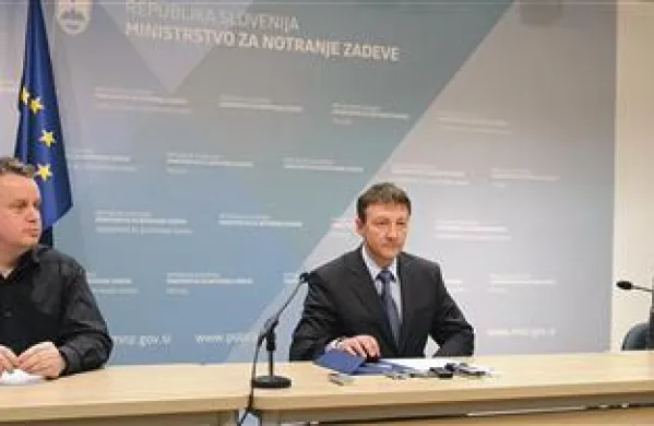 Tadej Hren, Dušan Florjančič in Damjan Režek (z leve) so predstavili način delovanja organizirane kriminalne združbe in hkrati ljudi ponovno opozorili na samozaščitno ravnanje in varno uporabo spletnih storitev