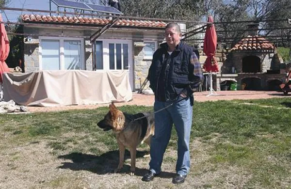 Pavel Viler, ki ima oljčnik v bližini Maherjeve parcele, se spominja lope, v kateri je imel star možakar motike in pijačo