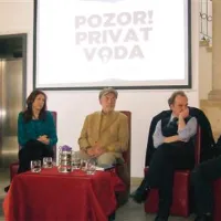 Na okrogli mizi, ki jo je vodil novinar Radia Koper Matej Rodela, so sodelovali (z leve): mag. Mojca Kleva Kekuš, dr. Romana Jordan, Anton Komat, dr. Nikolai Jeffs in dr. Boris Kompare