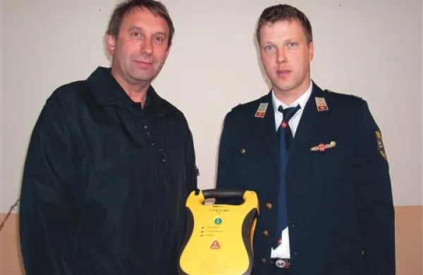Direktor podjetja Natlačen Transport Izidor Natlačen (levo) je v soboto predal avtomatski defibrilator  namestniku poveljnika prostovoljnega gasilskega društva Dejanu Negru