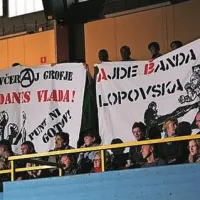  Skupina obiskovalcev je zapela pesem Puntarska ter razvila transparent z napisom Včeraj grofje, danes vlada! Ajde banda lopovska! in Punt ni gotov!
