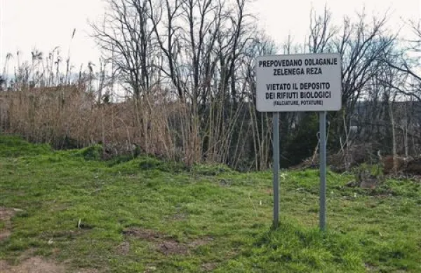 Nad grapo bo še naprej stala tabla, ki bo opozarjala, da je odlaganje odpadkov prepovedano