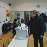Tako je na volišču v osnovni šoli v Luciji svoj glas oddal predsednik KS Lucija Franko Fičur