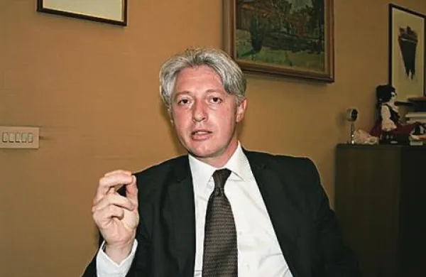 Slovenski veleposlanik v Italiji Iztok Mirošič je danes v Tripoliju predal poverilno pismo in tako postal tudi prvi slovenski veleposlanik v Libiji
