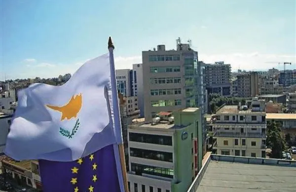 Ciprski predsednik Nikos Anastasiades v Bruslju z voditelji institucij EU v še zadnjih poskusih išče rešitev, da bi se Ciper izognil bankrotu
