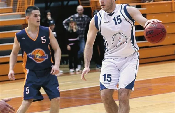 Adin Kavgić (št. 15), ki ga je na tekmi z UKK Koper spremljal Boban Vukovič,  je v Litiji dosegel 21 košev