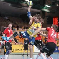 Preigravanje Uroša Rapotca med prvim in drugim obrambnim igralcem Eskilstune