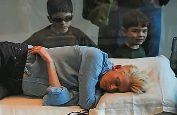 Igralka Tilda Swinton je konec tedna prespala v stekleni vitrini v newyorškem Muzeju moderne umetnosti