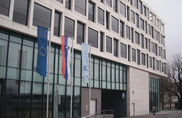 Na prvi javni dražbi, ki bo predvidoma maja,  bodo prodajali tudi hotel Kras. Za njegovo garažno hišo se zaradi pomanjkanja parkirnih prostorov v središču mesta   zanima Občina Postojna. 