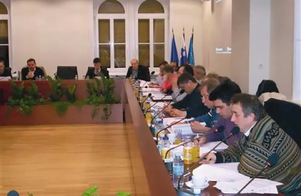Občinski svet v Ilirski Bistrici tudi v petem poskusu še ni glasoval o  letošnjem proračunu