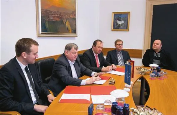 Pogodbo za prenovo postojnske čistilne naprave so podpisali (na fotografiji z leve) direktor podjetja Purgator Borut Batista, župan Jernej Verbič in direktor Projekta  Vladimir Durcik