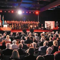 Polna dvorana in poln oder nastopajočih sta ob posrečenem programu ustvarila ganljivo in slovesno vzdušje 