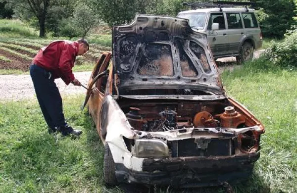 Redarji so v zadnjem obdobju v gozdovih ali na travnikih naleteli na več starih avtomobilov, iz katerih so mešetarji že odstranili uporabne rezervne dele