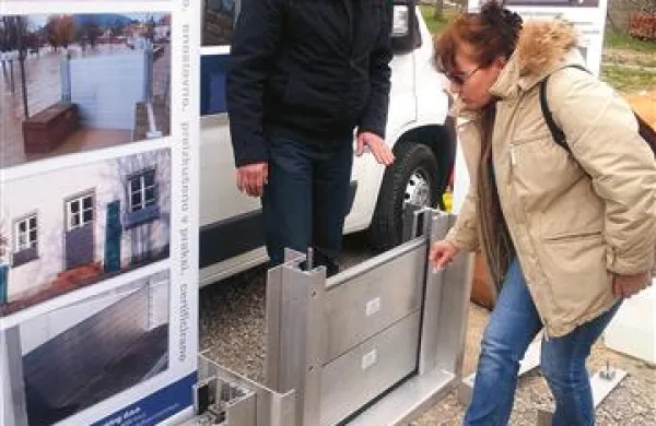 Na delavnici so predstavili posebne kovinske vratne zaščite, ki preprečujejo vdor vode v notranjost