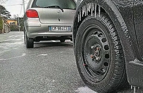 Veliko težav na italijanskem Krasu povzročajo poledenele ceste in močna burja (do 130 kilometrov na uro)