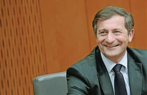 Karl Erjavec, ki je po imenovanju Mete Vesel Valentinčič na funkcijo predsednice sveta Desus zagrozil z odstopom z vrha stranke, v sredo na seji sveta pričakuje razrešitev Vesel Valentinčičeve