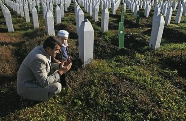 Srebrenica ni bila tragedija le za domačine, posledice nosijo tudi nemočni nizozemski vojaki
