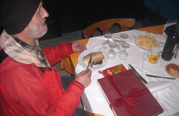 Franc Žigman vako nedeljo, vse od leta 1994, hodi na Nanos. Ob spoštljivem jubilejnem vzponu so ga sovaščani na vrhu pričakali s torto.