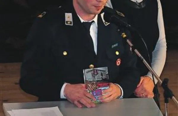 Simon Fonda s knjižico o delu društva 