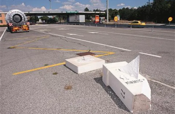  Cesta Gabrk-Fernetiči je ponovno odprta. Nastajajo daljše kolone tovornih vozil proti Italiji, so zapisali na Prometno-informacijskem centru za državne ceste (fotografija je iz arhiva) 