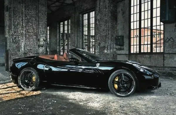 Izginil je prestižni črn ferrari california, ki je vreden približno 200.000 evrov