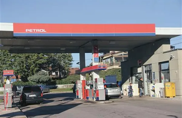 Decembra lani so štirje prijatelji oropali bencinski servis v Mirnu, dva od njih  sta že na prostosti