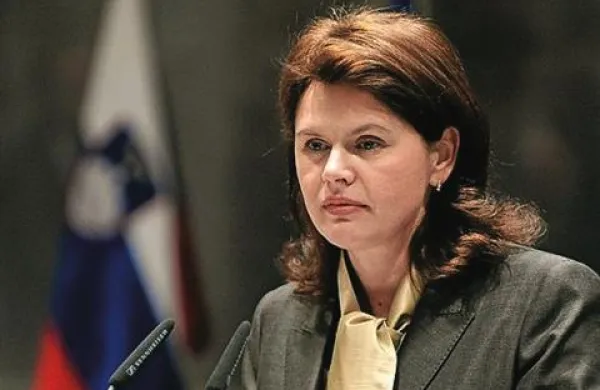 Agencija Bloomberg  poroča, da mora nova vlada Alenke Bratušek Slovenijo rešiti pred ciprsko usodo