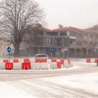 Ceste v Ajdovščini so bile včeraj   poledenele, burja je tudi v mestu delala zamete 