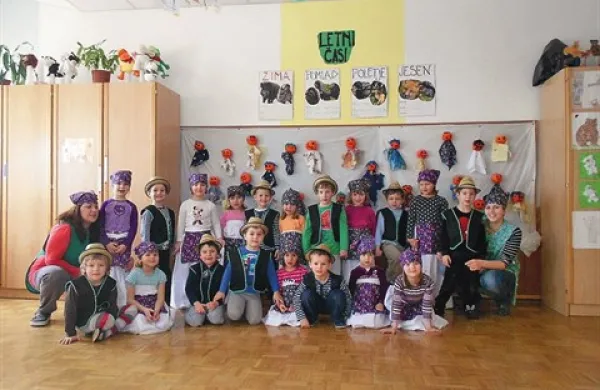 Skupina Mehurčki iz vrtca Pivka  je zaplesala ljudski ples Prašičji marš v izvedbi ljudske skupine oziroma znanega bistriškega tria Volk Folk