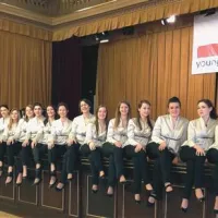Vokalna skupina Bodeča neža je v Pragi na Češkem minuli teden  zabeležila nov uspeh, saj je  na mednarodnem tekmovanju Young Prague 2013 osvojila absolutno prvo mesto v kategoriji dekliških zborov. Za svoj nastop so dekleta prejela zlato plaketo in posebno nagrado za umetniški vtis. Letos se zasedba pripravlja na nov projekt, poimenovan  Pojemo Evropi, ki bo   zbor združil s štirimi  mednarodno uveljavljenimi dirigenti.