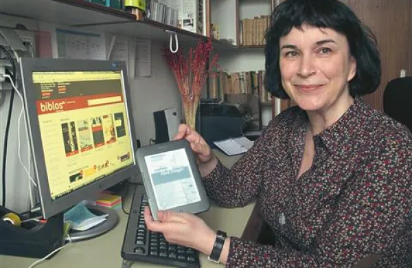 Luana Malec z biblos bralnikom, na katerega si je s preprostim klikom s spletne strani biblos naložila izbrano e-knjigo