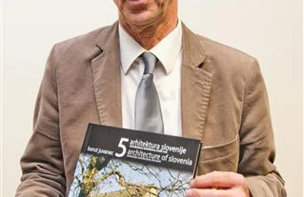 Borut Juvanec z zadnjo knjigo o krasu v zbirki Vernakularna arhitektura Slovenije