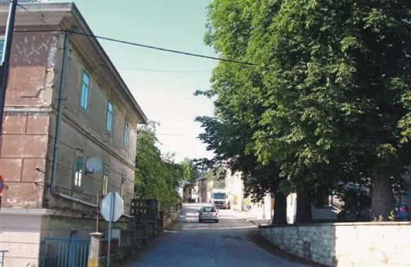Kako vrniti 350.000 evrov, ki je v Podgradu “zazidan” v  podpornih zidovih ob cerkvi in po naselju, ograji pri nogometnem igrišču ob šoli,  pokopališču,  strehi  mrliške vežice in  stolpu na starem podgrajskem gradu?