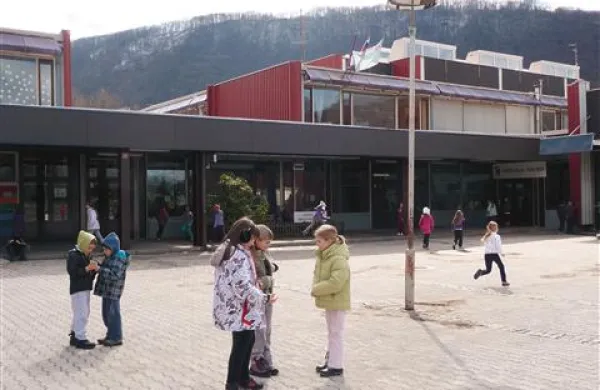   Medtem ko se občina še bori za denar s spornega razpisa, morajo otroci bunde nositi ne le na dvorišču, pač pa tudi v učilnicah