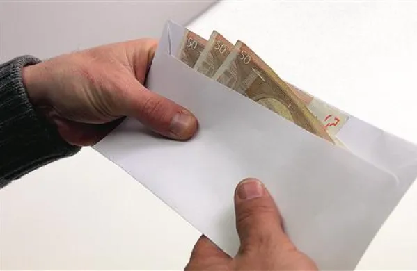 Pred leti je istrski podjetnik davčni inšpektorici ponujal kuverto, v kateri naj bi bilo 10.000 evrov podkupnine
