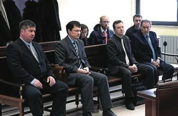 Poleg nekdanjega predsednika uprave Roberta Časarja so med soobtoženimi še nekdanji člani uprave Luke Aldo Babič, Marjan Babič in Boris Marzi