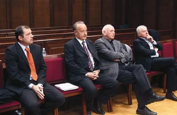 Zaradi domnevnega poskusa menedžerskega prevzema šempetrske Iskre Avtoelektrike se na koprskem okrožnem sodišču zagovarjajo (z leve) Tadej Vidic, Marjan Groff, Darjo Stepančič in Ivan Lisjak