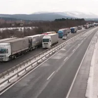 Jezni tovornjakarji so včeraj za nekaj ur povsem ohromili promet po avtocesti proti Fernetičem
