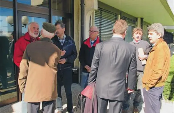 Ivan Vinčec (drugi z desne) in  stanovalci niso bili zadovoljni z (ne)odločitvijo sodišča