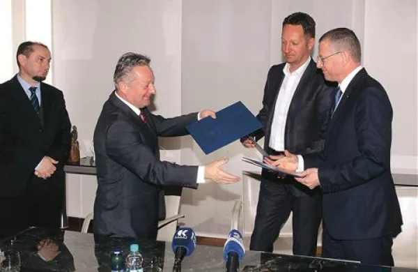 Koprski župan Boris Popovič, predsednik uprave Luke Koper Bojan Brank (desno) in minister Stanko Stepišnik (drugi z leve) so v Kopru  podpisali pismo podpore o gospodarskih razvojnih prizadevanjih lokalnega okolja in pristanišča za mednarodni promet v Kopru, spremljal jih je poslanec PS Gašpar Gašpar Mišič (levo)