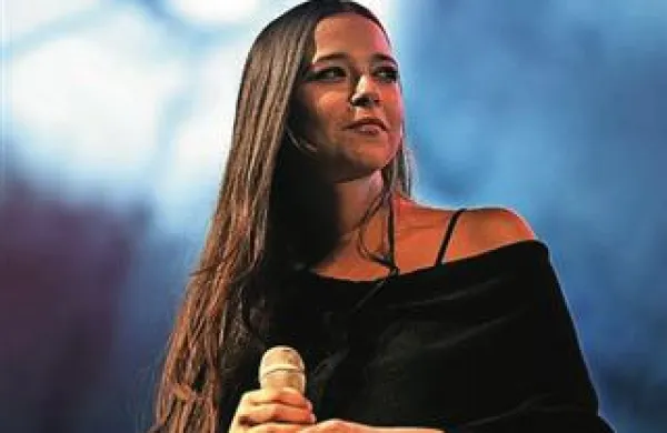 Slikarka melodij in pevka podob