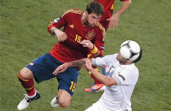 Sergio Ramos (v skoku) in španski soigralci so tako kot na lanskem evropskem prvenstvu Francozom z Jeremyjem Menezom (za žogo) v torek prizadejali boleč poraz 