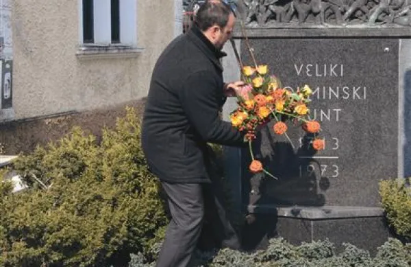 Tolminski župan Uroš Brežan je položil venec na spomenik tolminskemu puntu na Mestnem trgu
