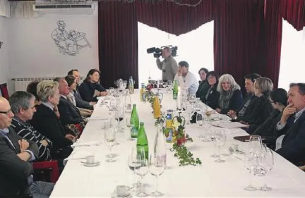 Po srečanju s predstavniki slovenskih organizacij v Italiji in s slovenskimi župani italijanskih občin je novogoriški župan Matej Arčon napovedal, da bo pozval  ministrico Tino Komel, naj enega od svojih prvih uradnih obiskov opravi v Gorici 