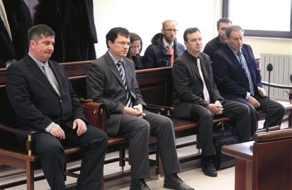 Nekoč skupaj v Luki, včeraj skupaj na zatožni klopi (z leve): Robert Časar, Marjan Babič, Boris Marzi in Aldo Babič