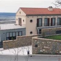 TV Slovenija je  razkrila, da so razkošne vile   družine Vitoslava Türka  v Parecagu črna gradnja