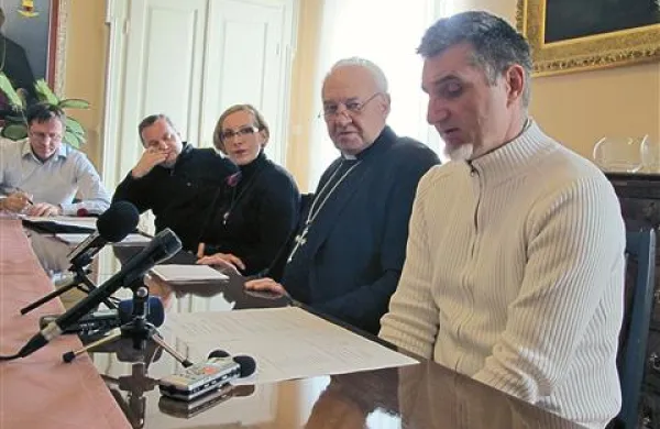 300-letnico smrti škofa Paola Naldinija in obnovo cerkve sv. Blaža so predstavili (z desne) škofijski ekonom Tihomir Busija, škof Jurij Bizjak in umetnostna zgodovinarka Vesna Kamin Kajfež